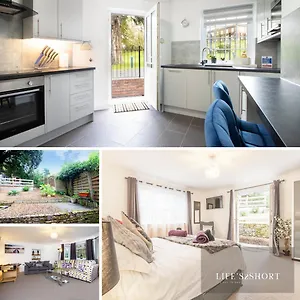 Apartment Station Close To Centre With Parking