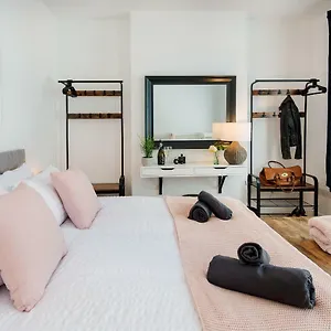 Holiday home Nomi Homes - - Bookdirect - - - Wifi